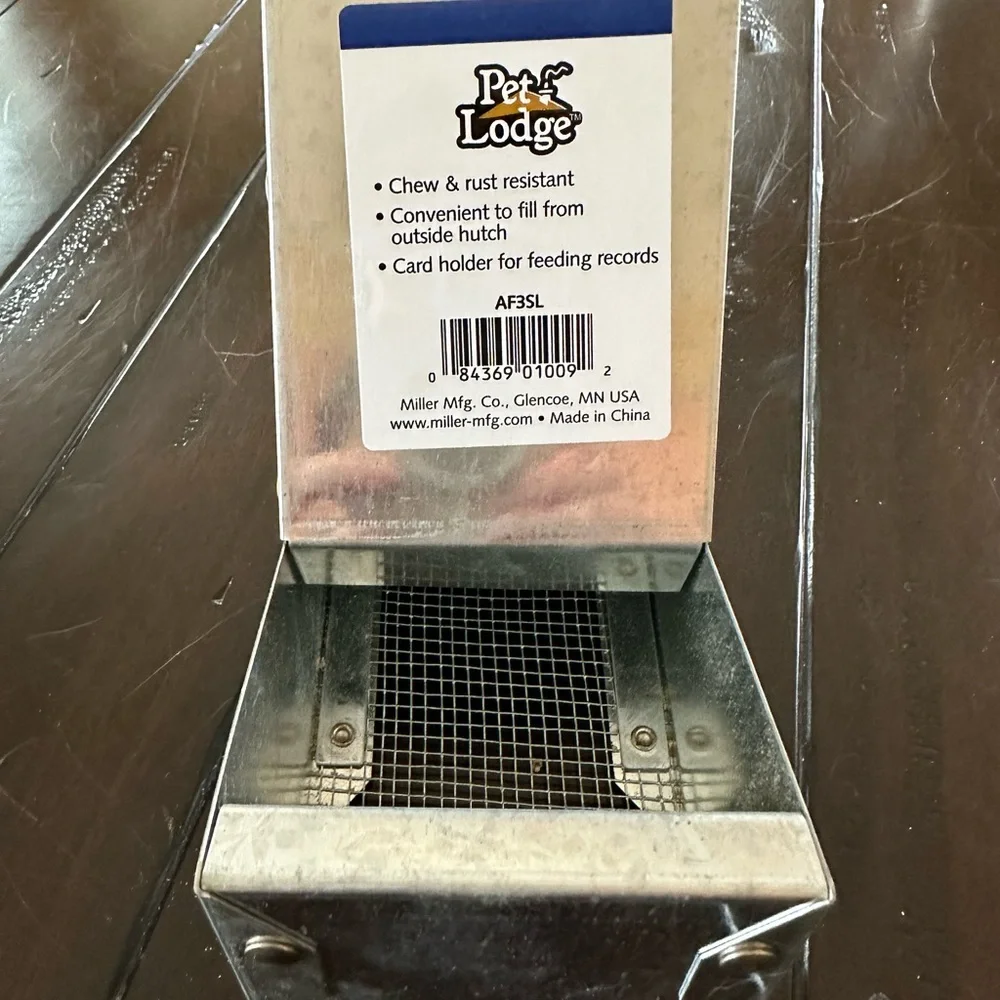 Small animal hanging feeder